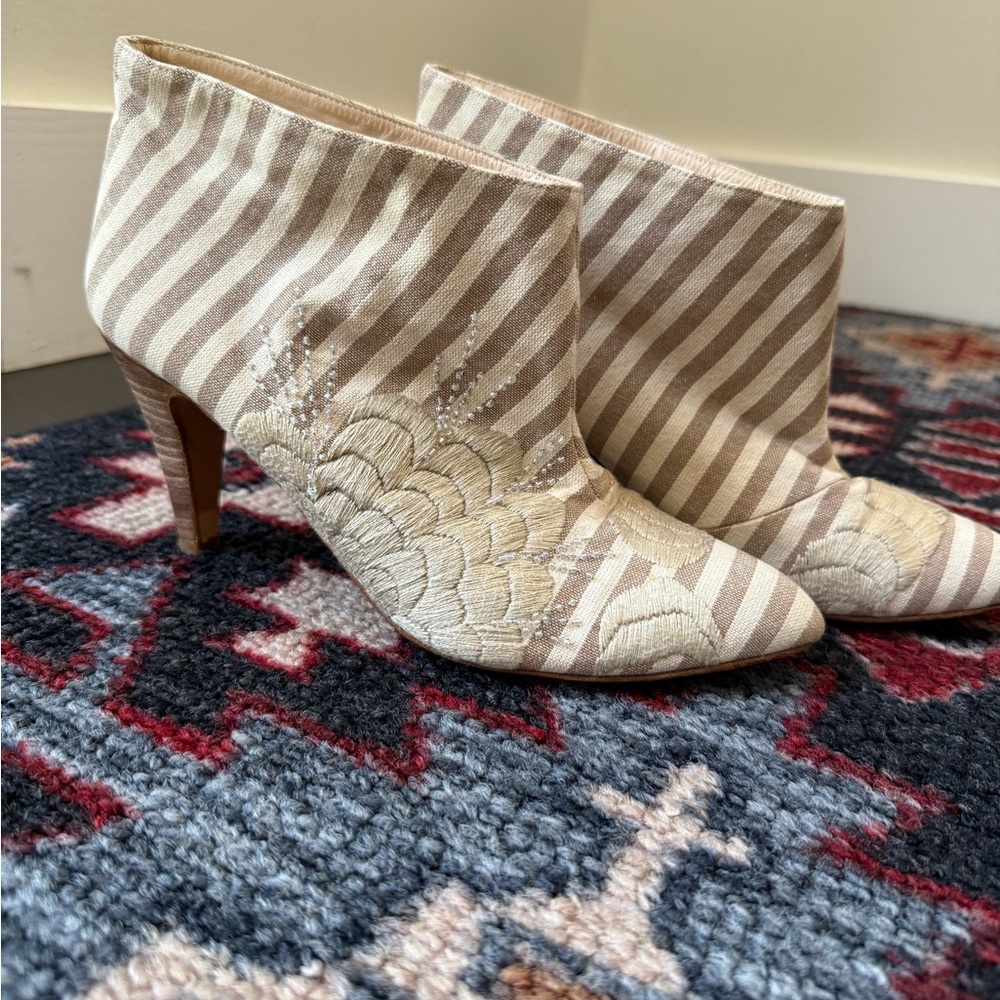 Té Casan fabric embroidered booties.